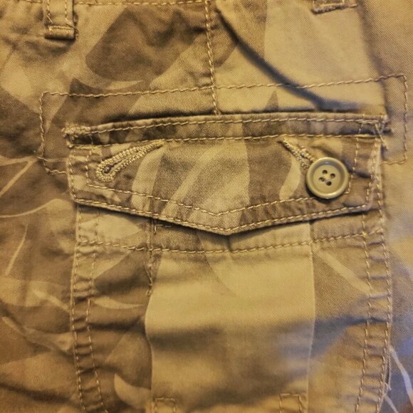 Cargo Skort in Camo-Style Tropical Design - Size 8 - Picture 4 of 7